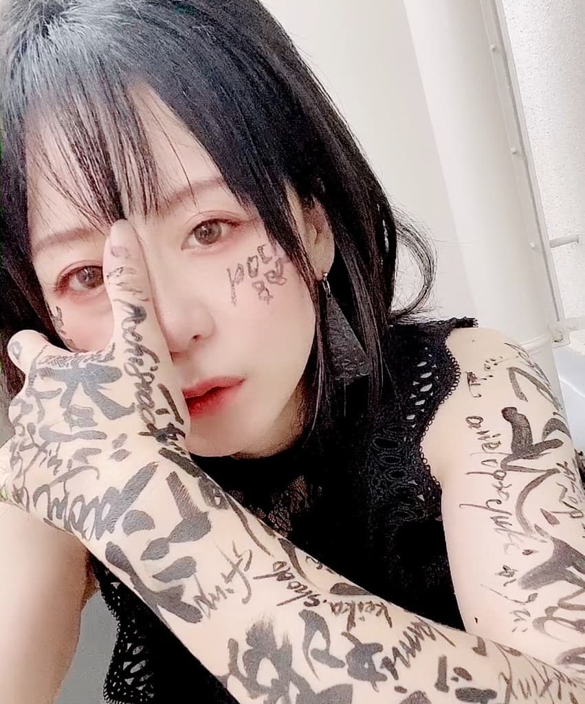 ライブパフォーマンスの様子(左下)